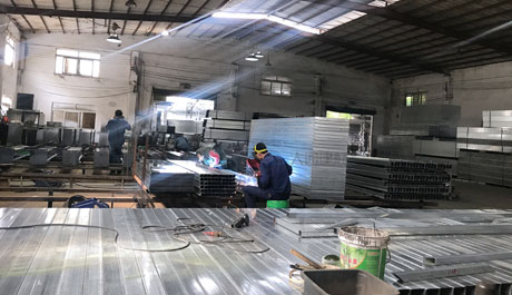深圳大通建材，引領(lǐng)施工工地圍擋新市場(chǎng)，鋼圍擋、pvc圍擋生產(chǎn)銷售廠家。